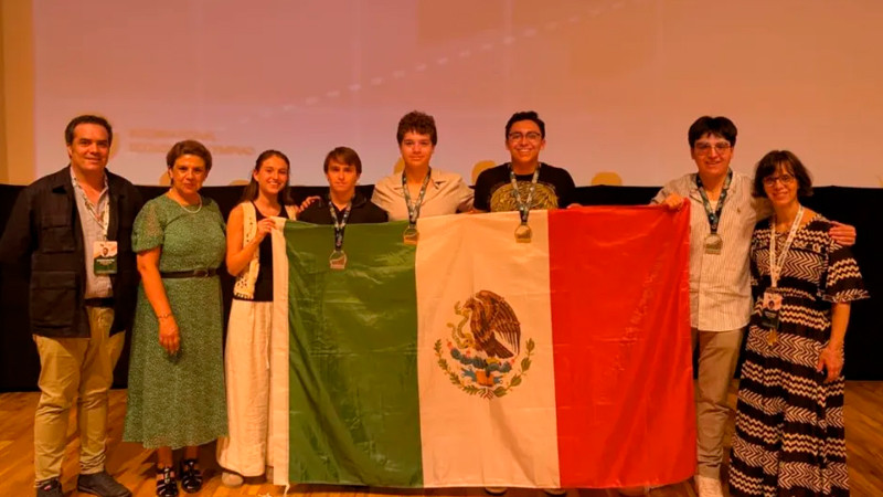 Jóvenes mexicanos obtienen medalla de oro en Olimpiada de Economía, en Azerbaiyán