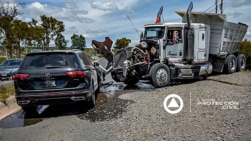 Le quisieron ganar el paso al tren, resultan con daños materiales y una persona herida en la carretera a Tequisquiapan 