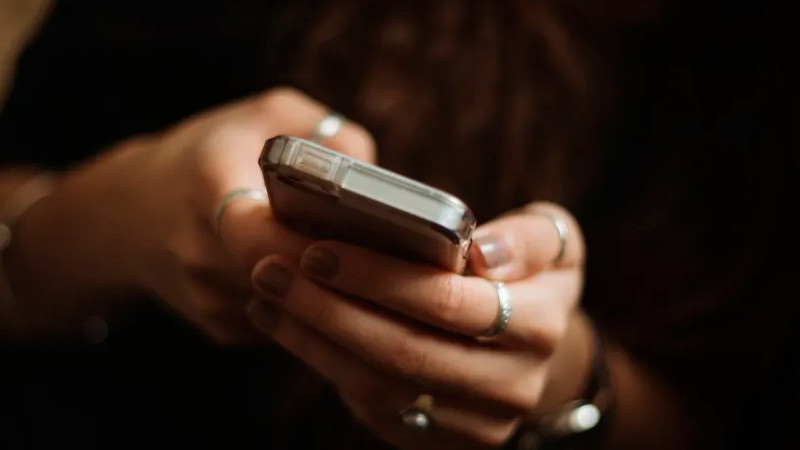 Aprueban en Texas nueva ley que restringe uso de celulares en escuelas públicas
