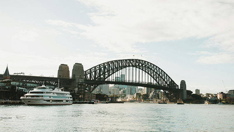 Realizan manifestación por la paz y distribución de ayuda humanitaria en el emblemático puente Harbour de Sydney