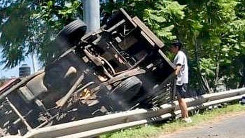 Sale del camino y vuelca en la carretera a Chichimequillas, en Querétaro