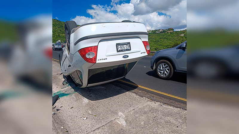 Auto vuelca en el Fray Junipero Serra, en el municipio de Querétaro 