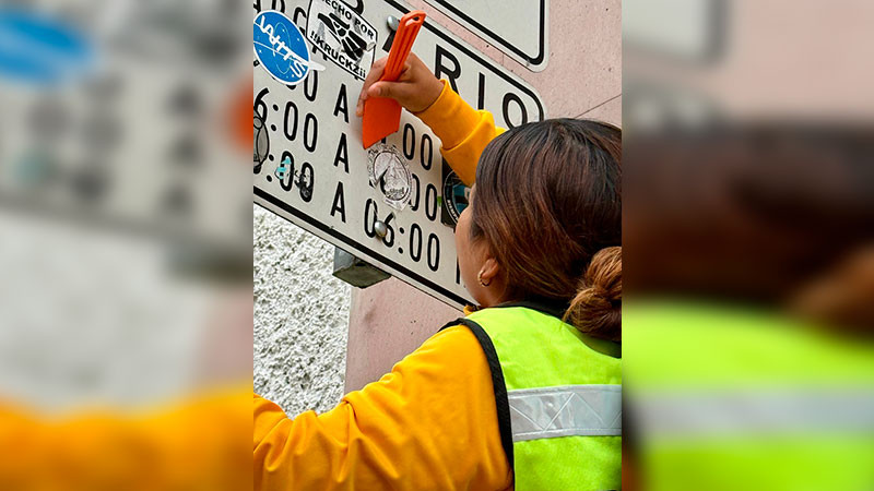 El #PlanOrden realiza trabajos de limpieza de señalética vial en el Centro Histórico de Querétaro 