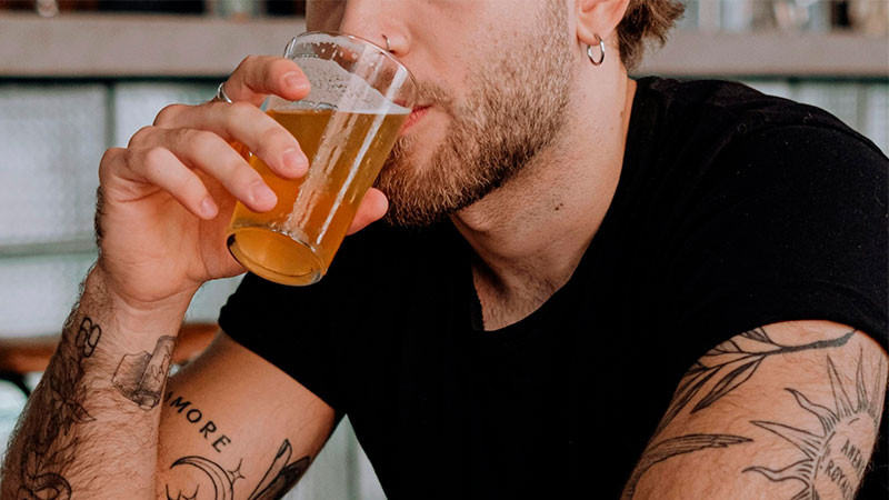 Ante escasez de agua, periodista ucraniano recomienda beber orina a los residentes de Donbass 