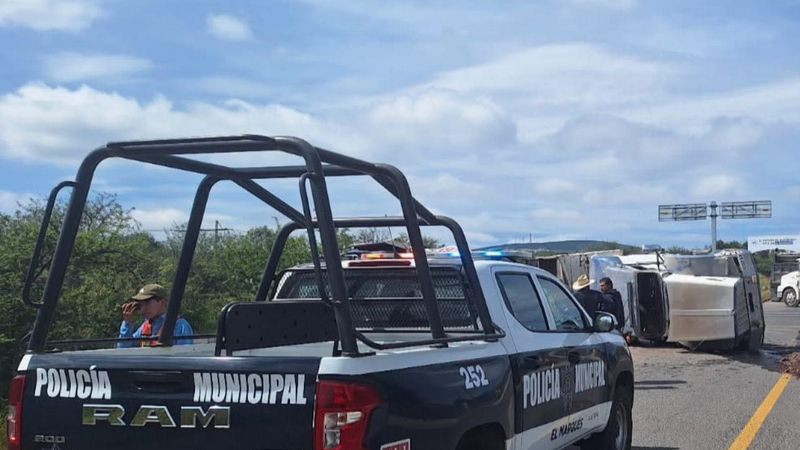 Falla mecánica ocasionó volcadura en la carretera a Chichimequillas en Querétaro