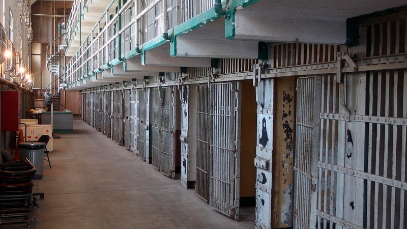 Trump utiliza cárceles locales para retener a migrantes