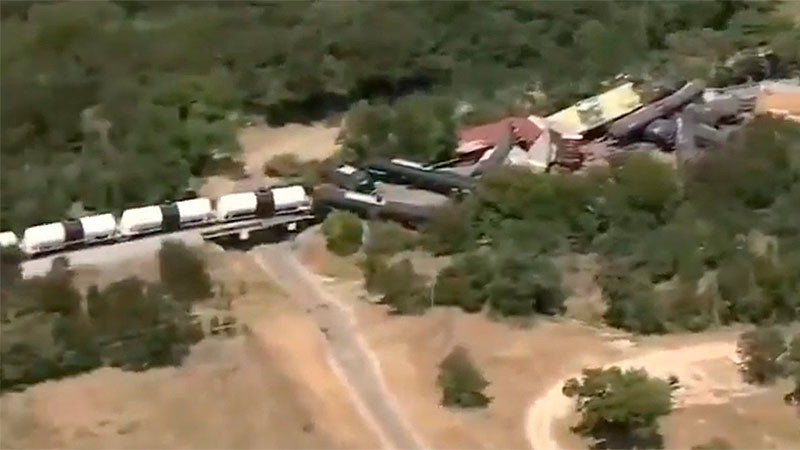 Se descarrila tren en Texas; al parecer transportaba material peligroso