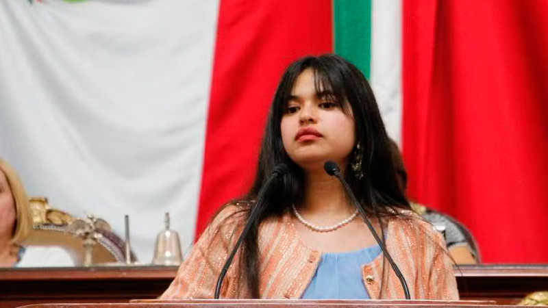 Ganadora del Premio de la Juventud arremete contra diputados de la CDMX