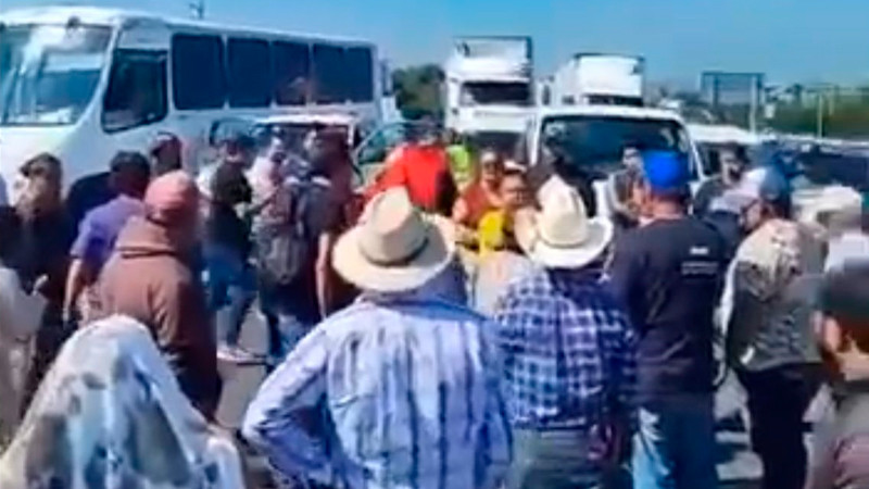 Cierran la autopista 57 por falta de servicios en la delegación de Santa Rosa Jáuregui 