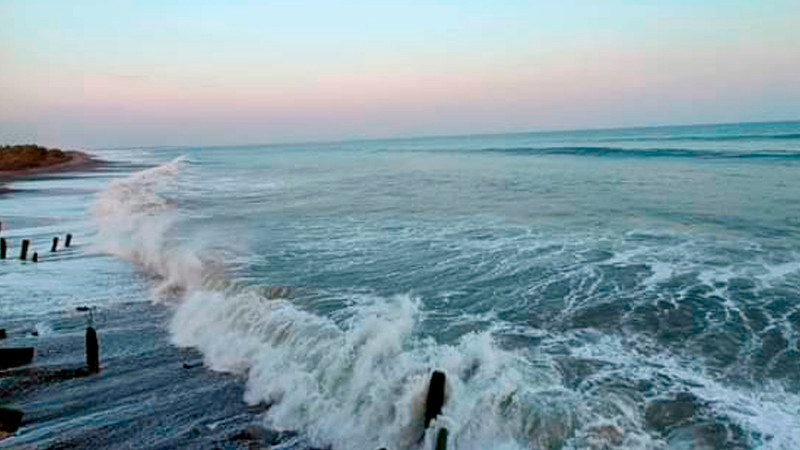 Alertan por mar de fondo en el Pacífico; se esperan olas de más de dos metros