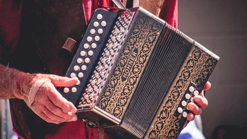 Querétaro prohíbe música que enaltezca la violencia y haga apología del delito