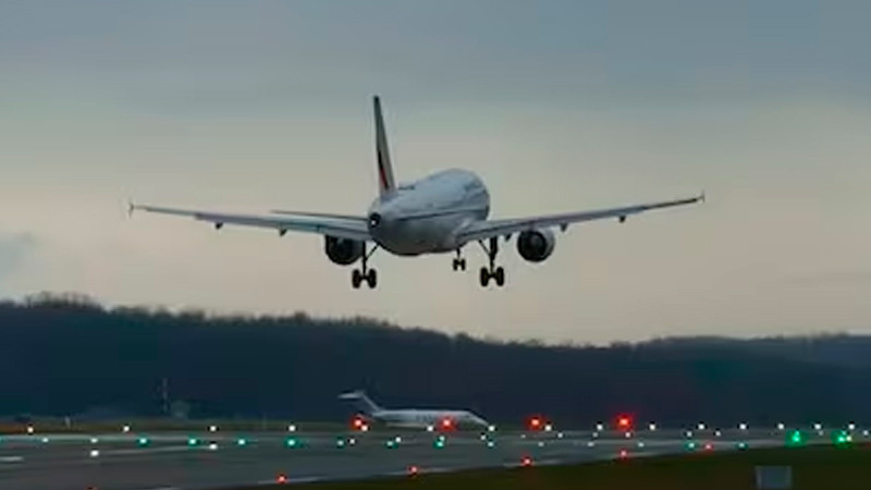 Hombre intenta entrar a cabina de avión en Francia; piloto realiza aterrizaje de emergencia