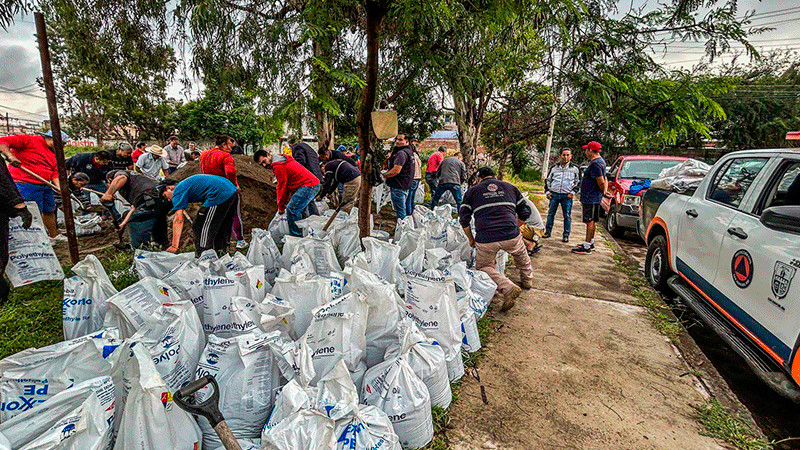 Participan sanjuanenses en llenado de 650 costales para la temporada de lluvias en San Juan del Río, Querétaro 