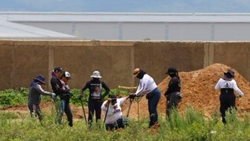 Recuperan 15 cuerpos con marcas de violencia en fosa clandestina de panteón de Tlaquepaque