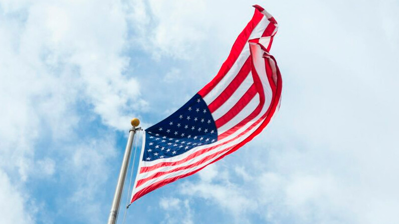 Trump firma orden para procesar a quienes quemen banderas de EEUU