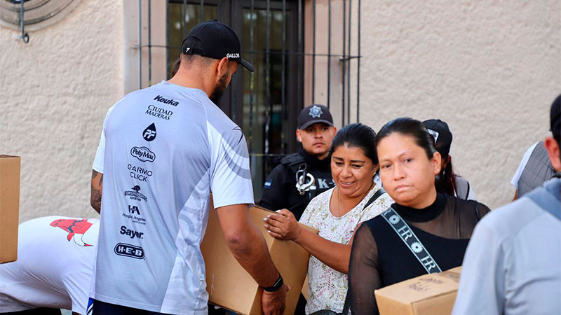 Entrega PoEs y Gallos Blancos despensas en Carrillo, Querétaro 
