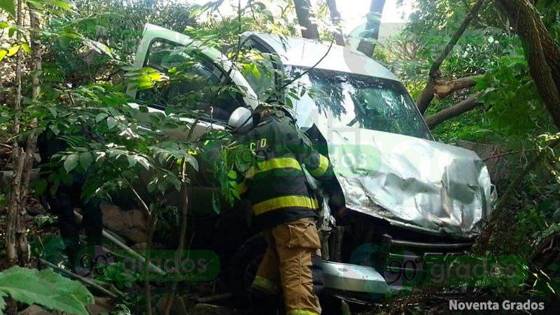 Camioneta se sale del camino en la carretera a Huimilpan 