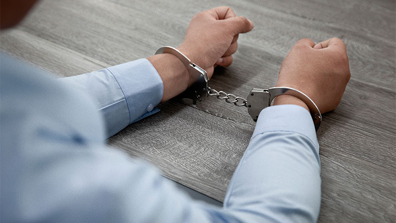 Detiene la Interpol a sujeto que reportó como desaparecida a su esposa en California, y luego huyó a Perú con sus tres hijos 
