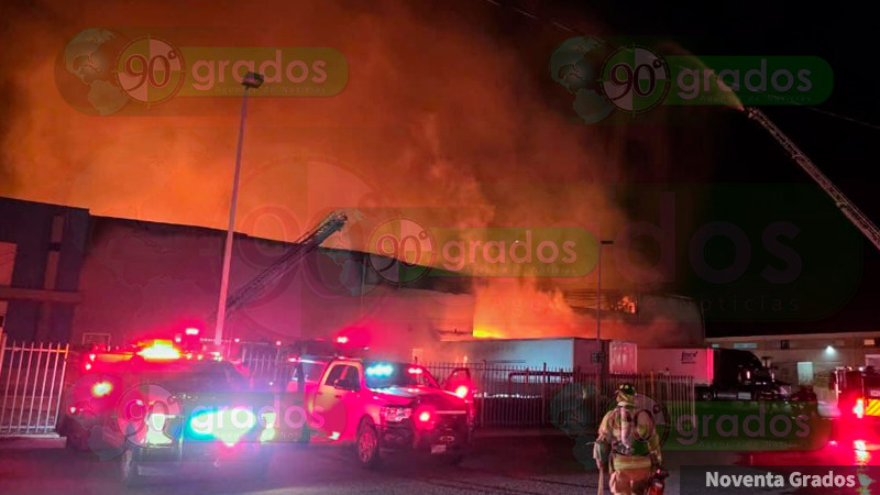 Incendio consume una cartonera en el Parque Industrial Querétaro 