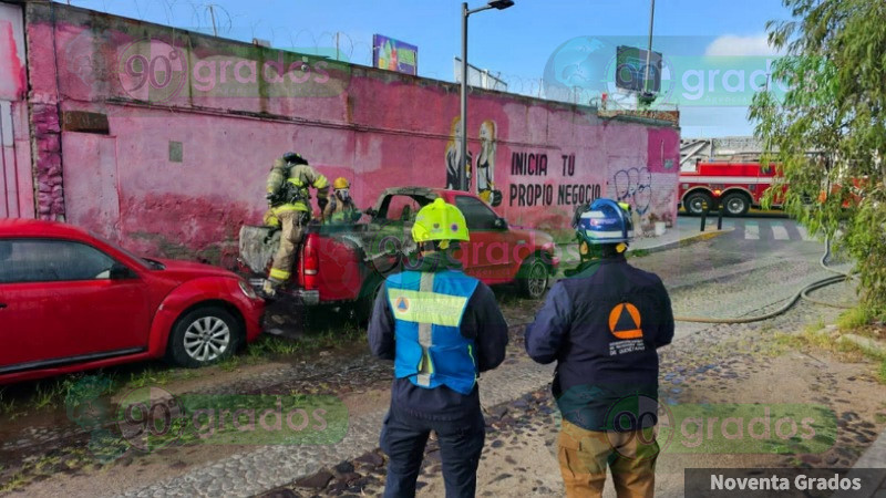 Atienden incendio de una camioneta en la colonia Niños Héroes de Querétaro 