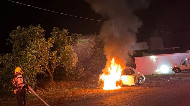 Bomberos de Tacámbaro, Michoacán, sofocan incendio de un vehículo 