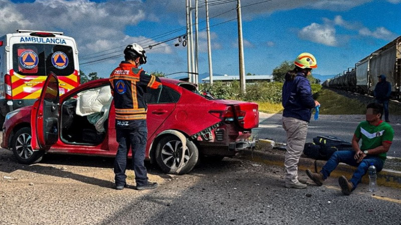 Intentó ganarle el paso al tren en la carretera a Tequisquiapan y no lo logró