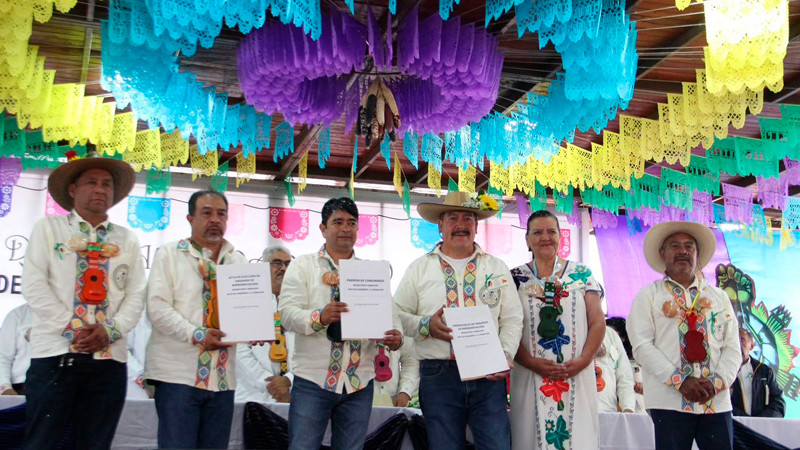 Tras 84 años de lucha, dan a comuneros de Paracho título de propiedad de tierras comunales