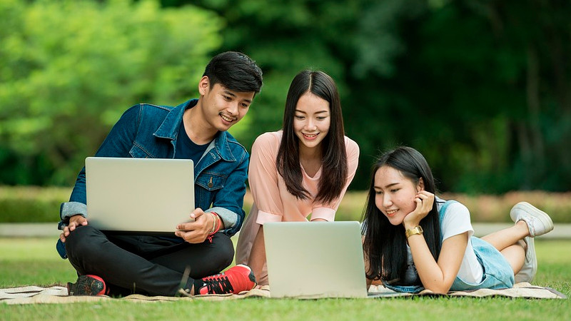 Reino Unido expulsará a estudiantes si se vencen sus visas; medida afectaría más de 100 mil personas