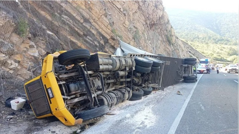 Vuelca trailero de 19 años al intentar rebasar en la carretera federal 57
