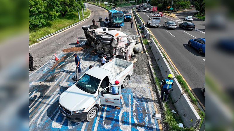 Ocho valorados en fuerte accidente en Bernardo Quintana 