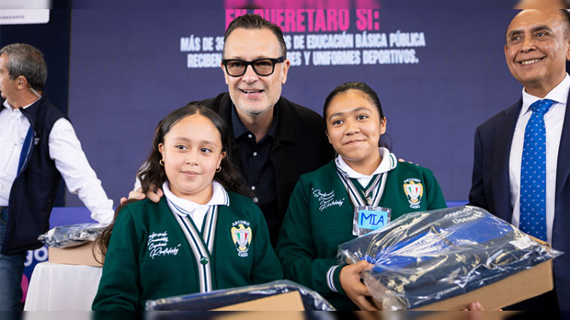 Reciben 354 mil estudiantes uniformes y útiles escolares en Querétaro
