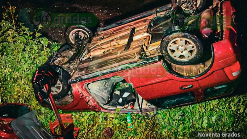 Aparatosa salida de camino y volcadura en la carretera a Chichimequillas 