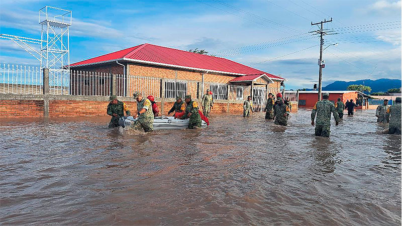 Se desborda arroyo La Palestina en Durango y deja varios daños 