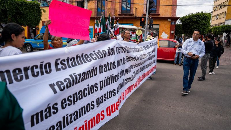 Bloquean Zaragoza para exigir un alto al ambulantaje en Querétaro