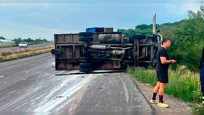 Por presunto exceso de velocidad, se registra volcadura de camión de carga en el Fray Junípero Serra de Querétaro