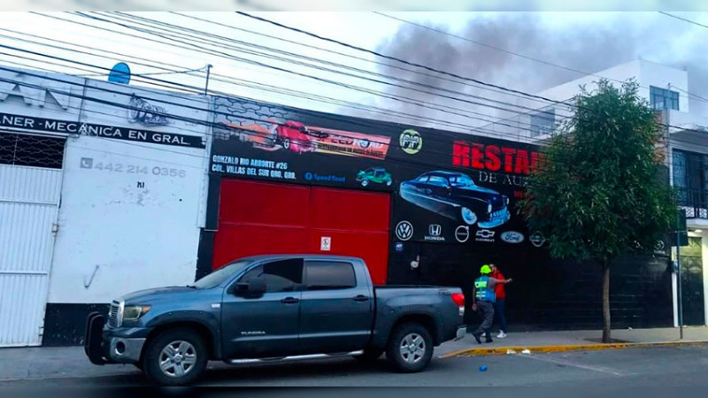 Se incendia taller mecánico de autos clásicos en la zona Centro de Querétaro