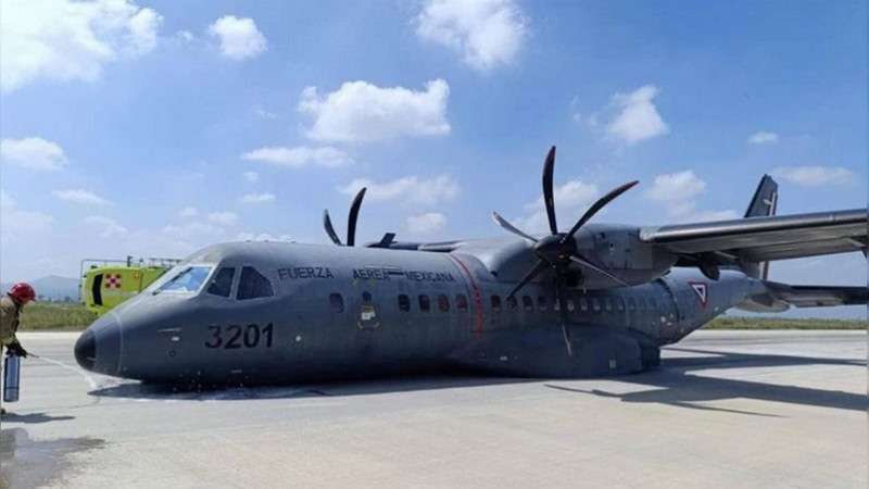 Avión de la Fuerza Aérea aterriza de emergencia en el AIFA tras falla
