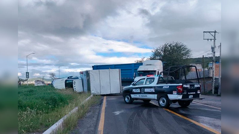 Vuelca tráiler en la carretera a Chichimequillas   