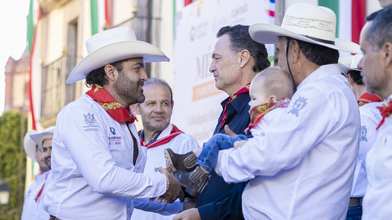 Con la Cabalgata Histórica de la Conspiración Ignacio Pérez inician festejos patrios 2025 en Querétaro