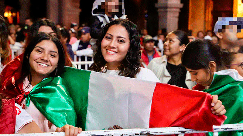 Ciudadanos se congregan en Plaza de Armas para celebrar el grito en Querétaro
