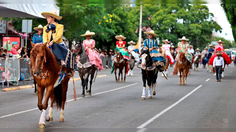 Atestiguan queretanos desfile cívico militar por el aniversario de la Independencia de México  