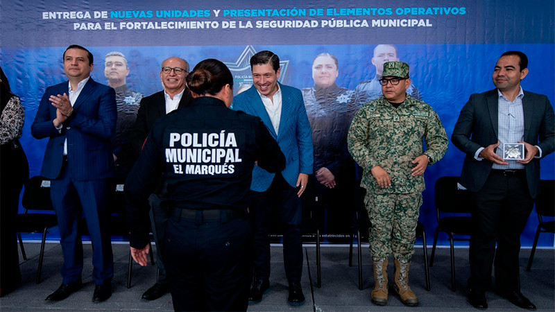Refuerzan seguridad en El Marqués: entregan nuevas unidades y presentan 35 policías