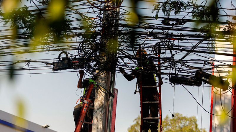 Intensifica la Secretaría de Movilidad del municipio de Querétaro acciones para retirar cables en desuso de la vía pública
