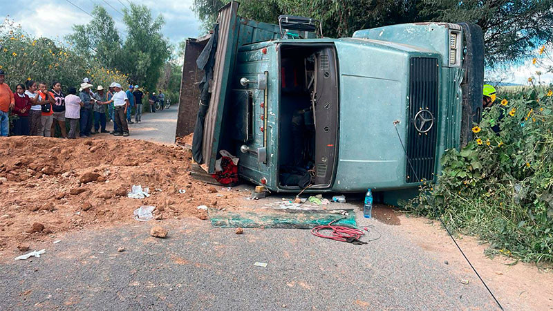 Volcadura deja dos fallecidos y dos heridos en la comunidad de La Valla de San Juan del Río, Querétaro
