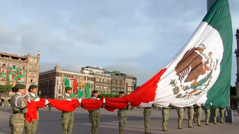 Sheinbaum encabeza izamiento de bandera en memoria de las víctimas de los sismos de 1985 y 2017
