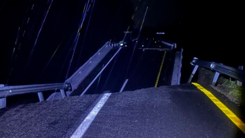 Por fuertes lluvias cierran carretera federal en Chiapas; puente es destruido por la corriente