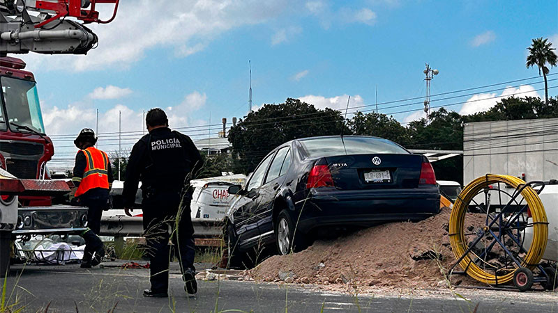 Se registra accidente en laterales de Paseo 5 de Febrero del municipio de Querétaro; hay una persona fallecida y un lesionado 