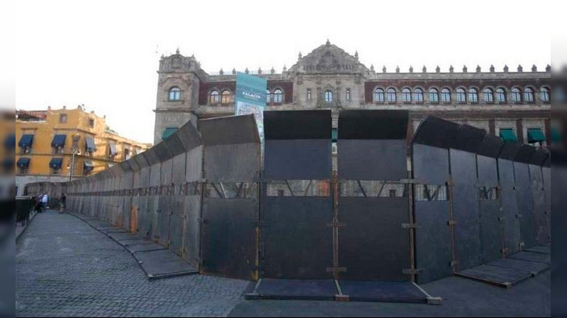 Colocan vallas metálicas alrededor de Palacio Nacional por marcha con motivo del 11 aniversario de los 43 de Ayotzinapa