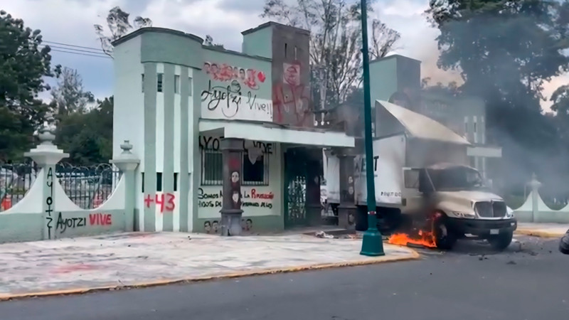 Normalistas derriban puerta del Campo Militar 1 y prenden fuego a camión