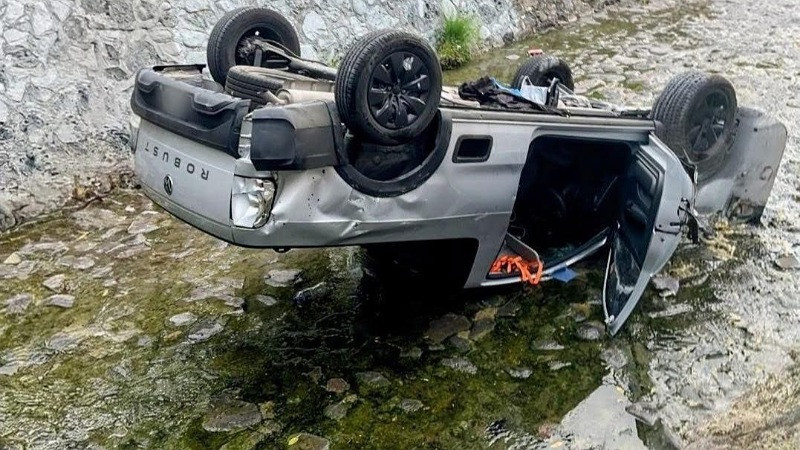 Camioneta cae dentro del dren de Bolaños en Querétaro